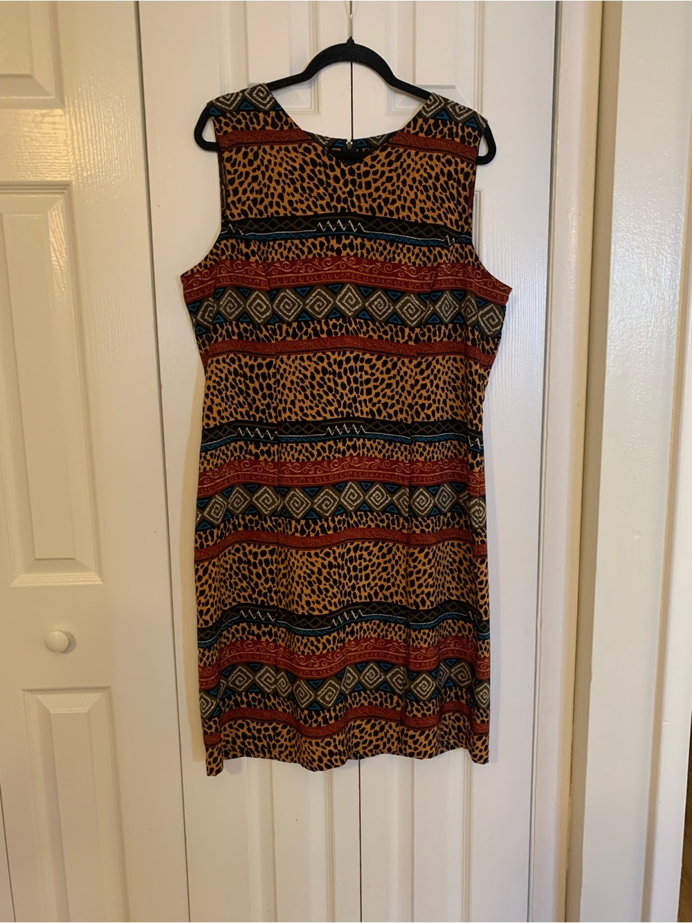 Sleeveless Patterned Shift Dress in leopard